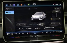Volkswagen ID.7 Pro S, 2025, display screen